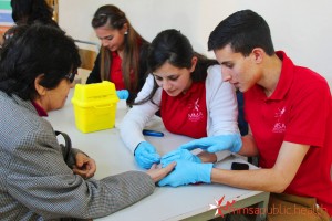 Medical_Students_checking_blood_glucose